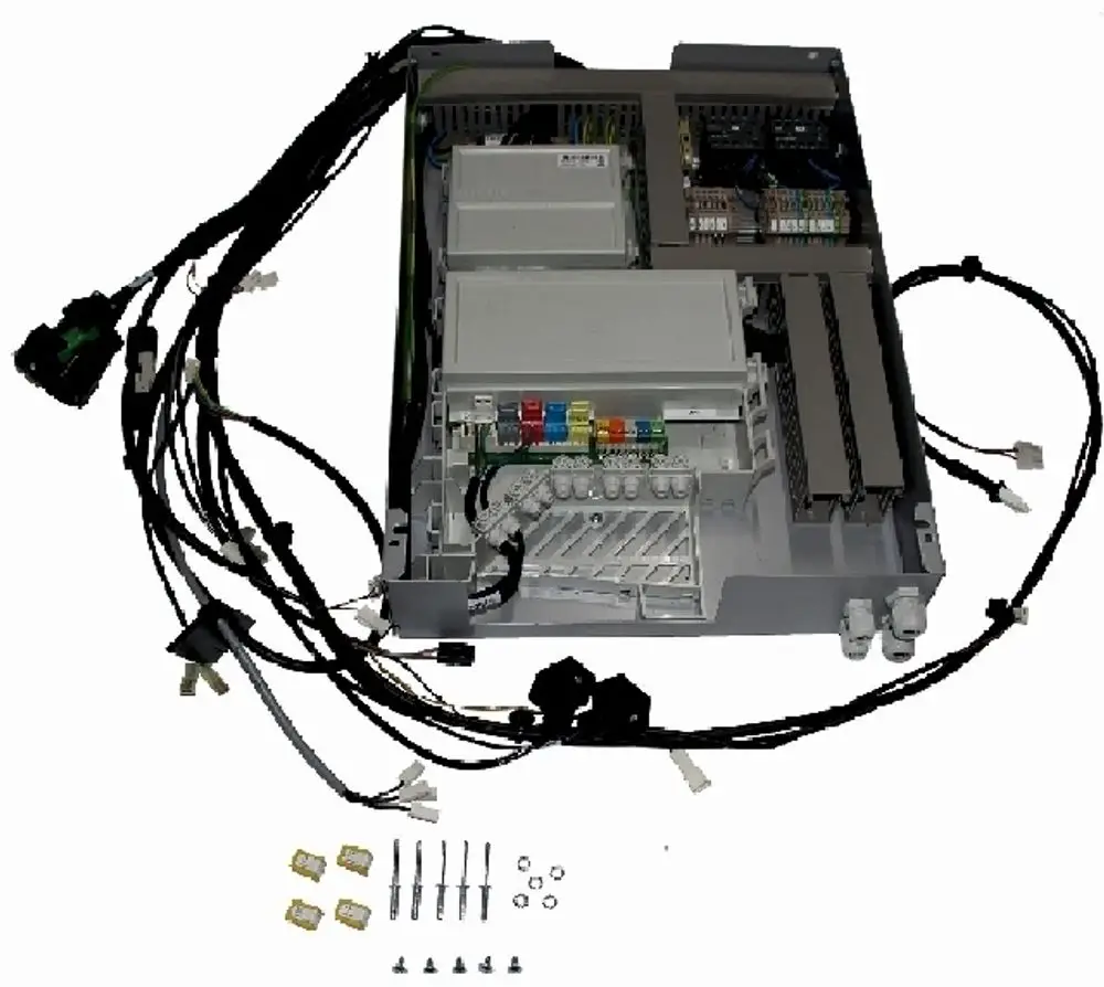 Steuereinheit mit elektrischen Komponenten und Verbindungen, dargestellt auf einem neutralen Hintergrund. Teil eines Systems von Wolf zur Steuerung von Heizlösungen.